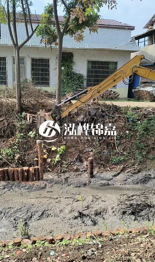 三明挖機打木樁專業(yè)施工-河道邊打木樁如何防止木樁傾斜？