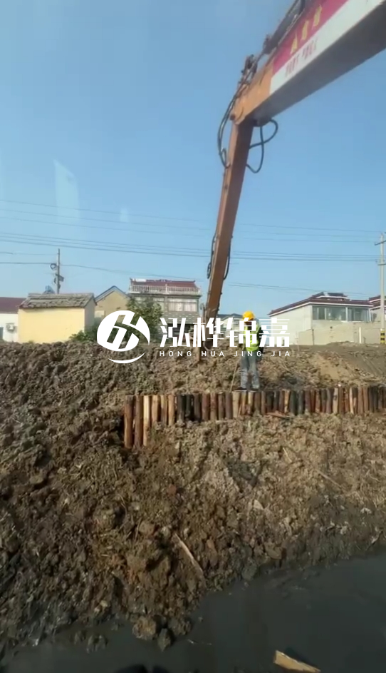 南陽挖機(jī)打木樁專業(yè)施工-打防汛木樁時選用多粗的木樁為宜？